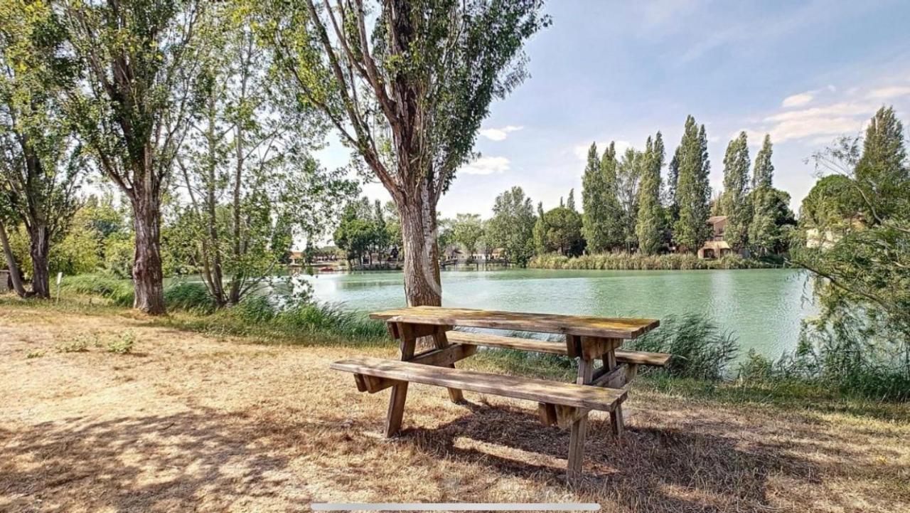 Appart dans résidence avec Piscine à Arles Esterno foto
